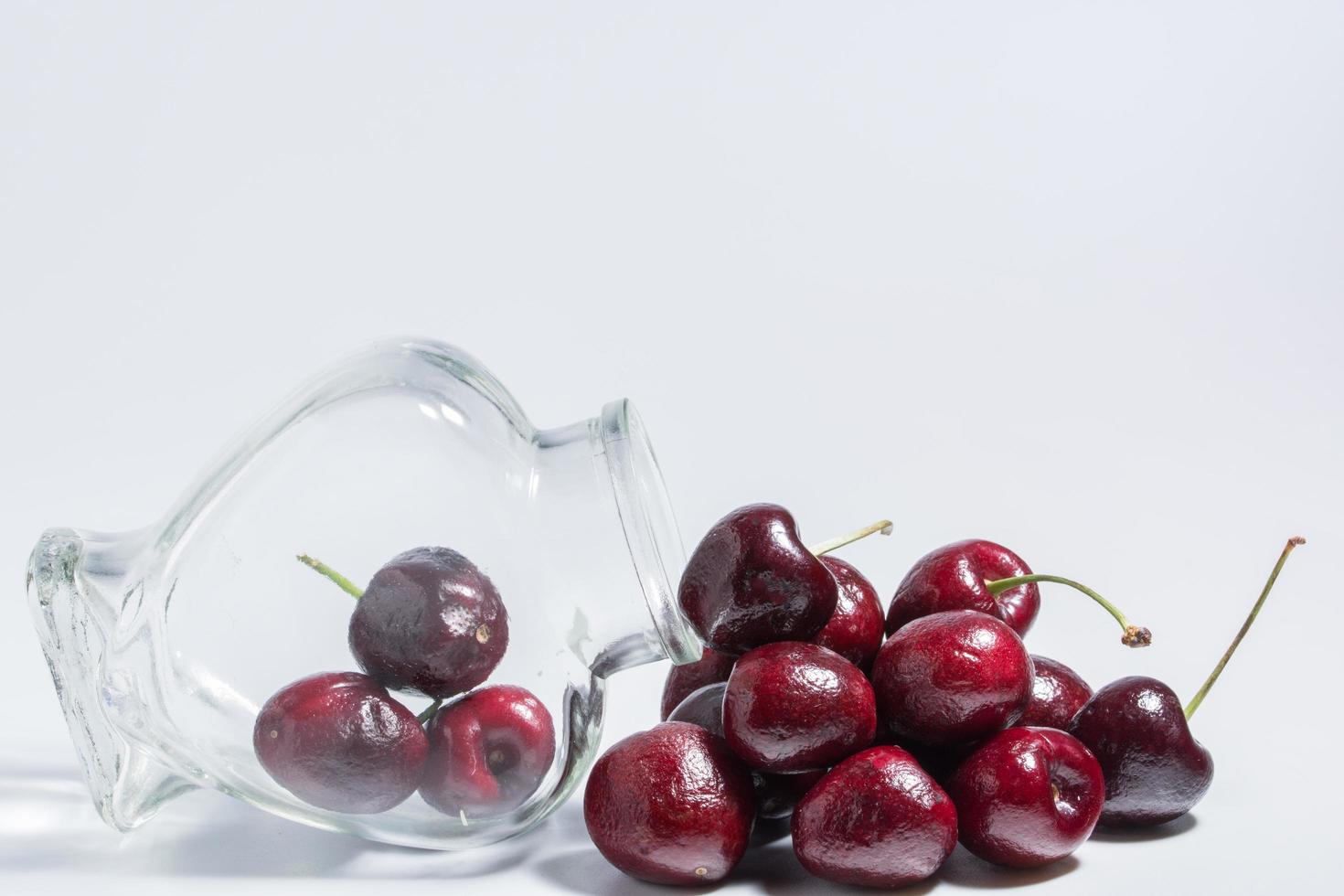 cerezas sobre fondo blanco foto