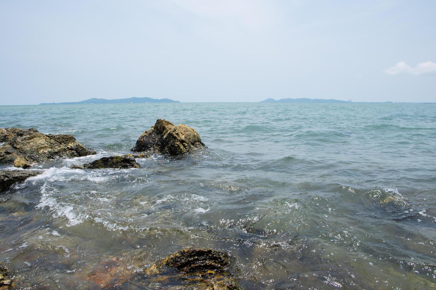 rocas en una playa en tailandia foto