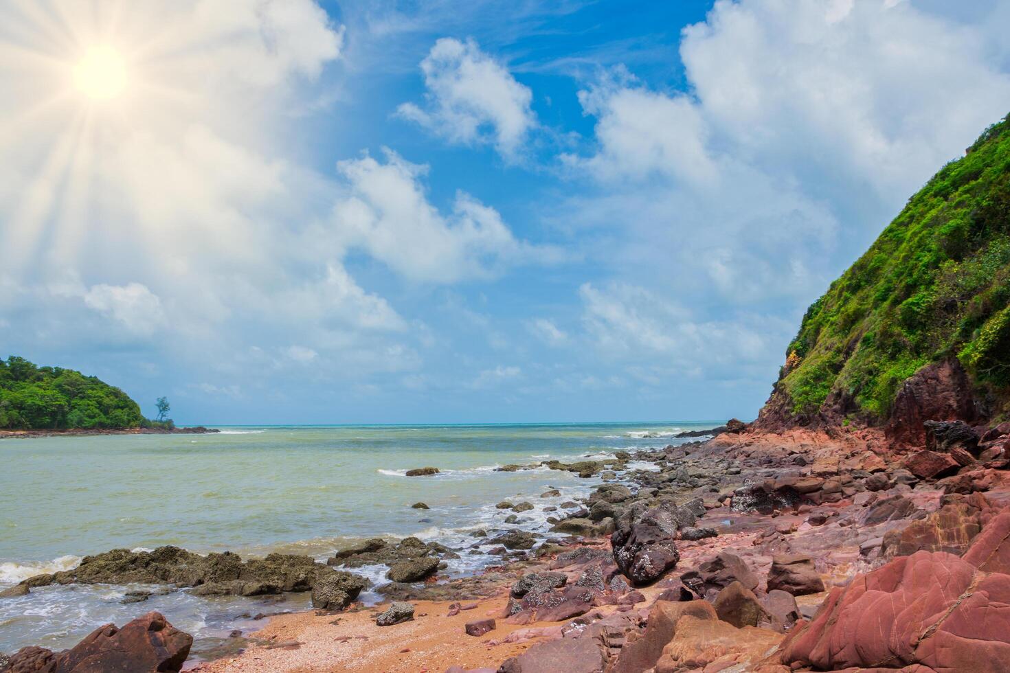 rocas en la orilla del mar foto