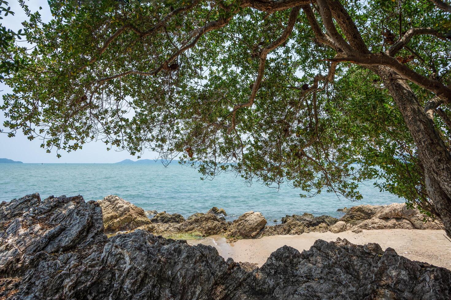 rocas en una playa en tailandia foto