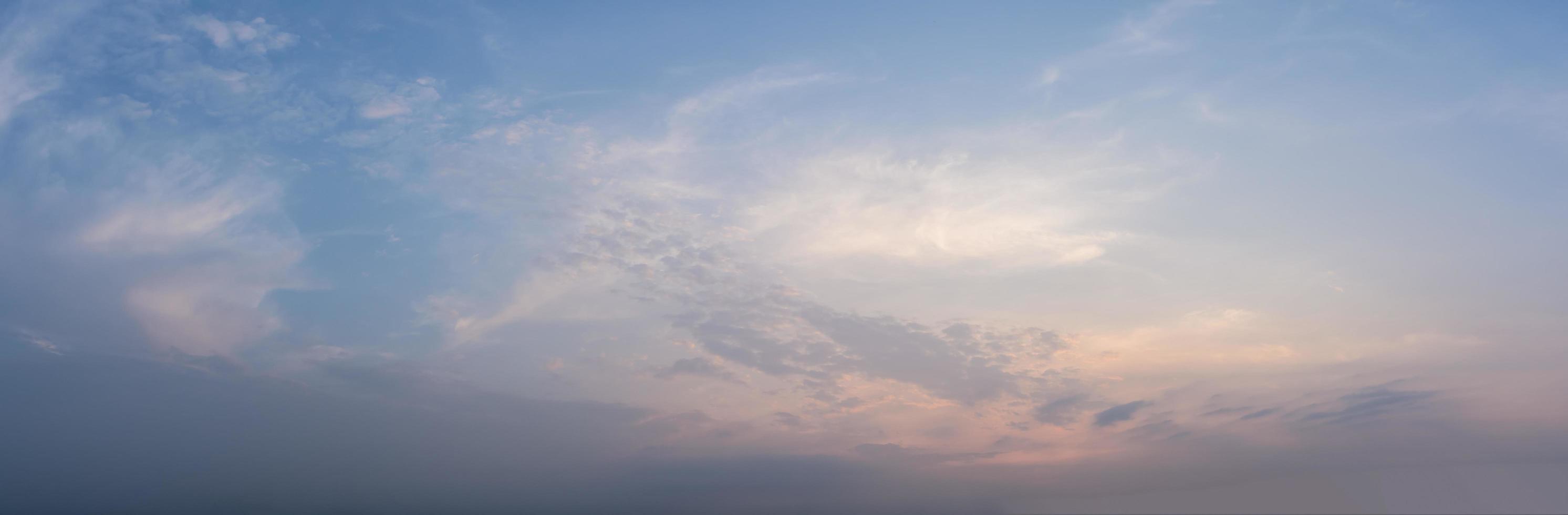 el cielo al atardecer foto