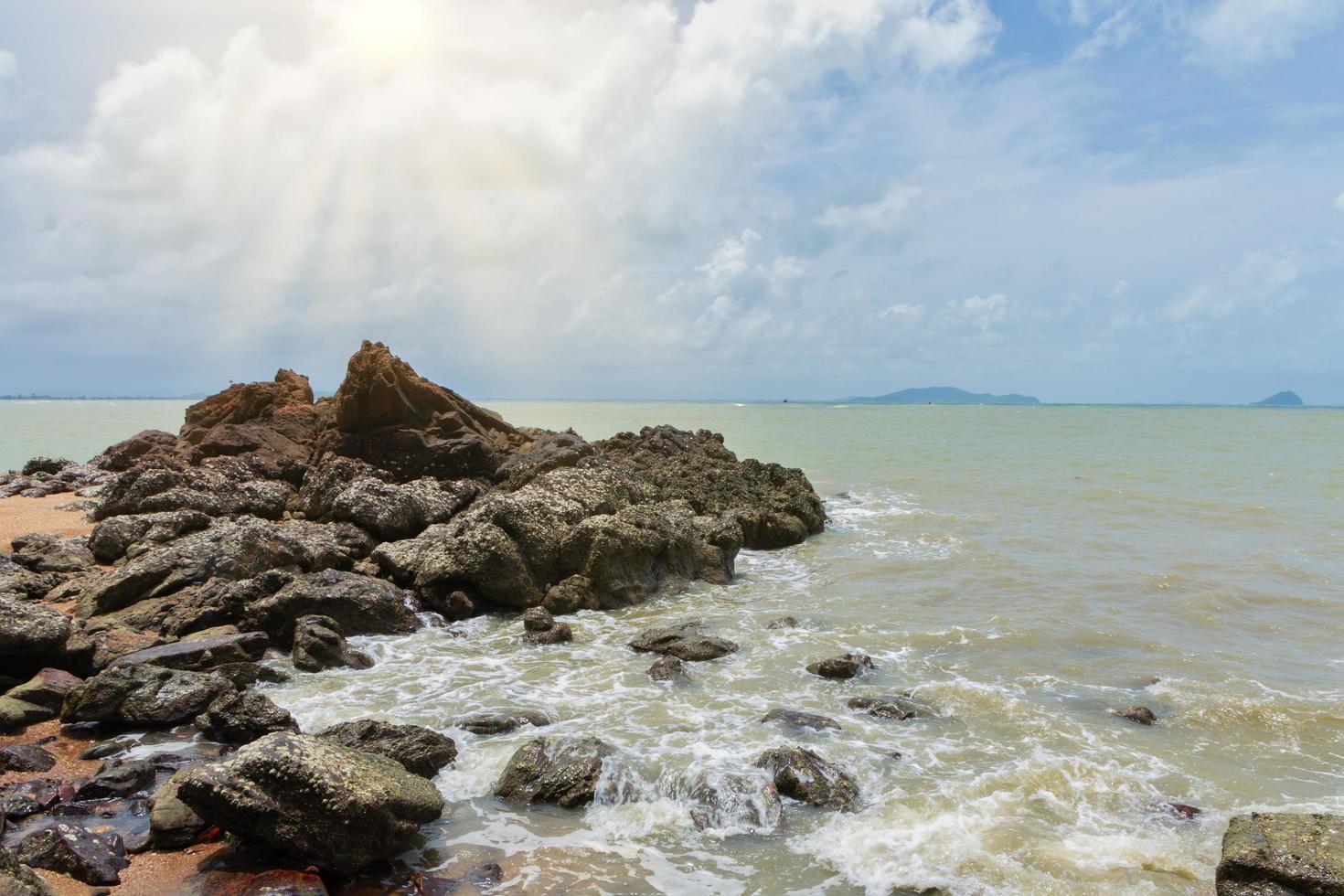 rocas en la orilla del mar foto