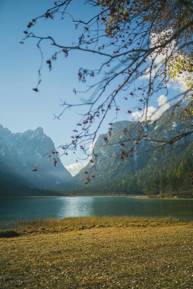 montaña, lago y árboles con cielo azul nublado foto