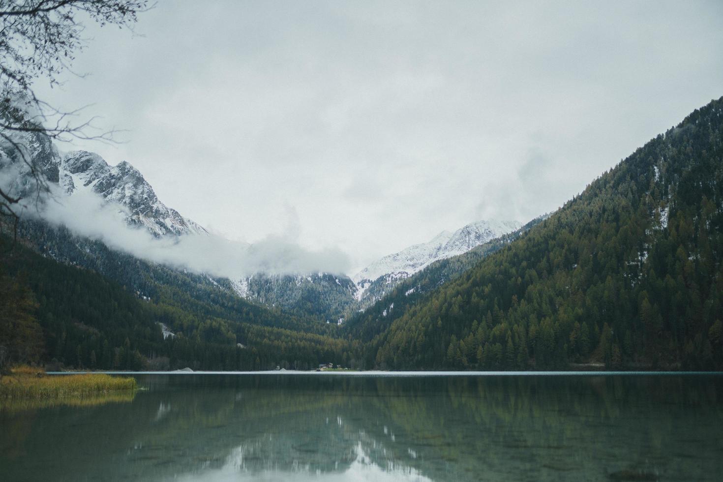 montaña y lago con cielo nublado foto