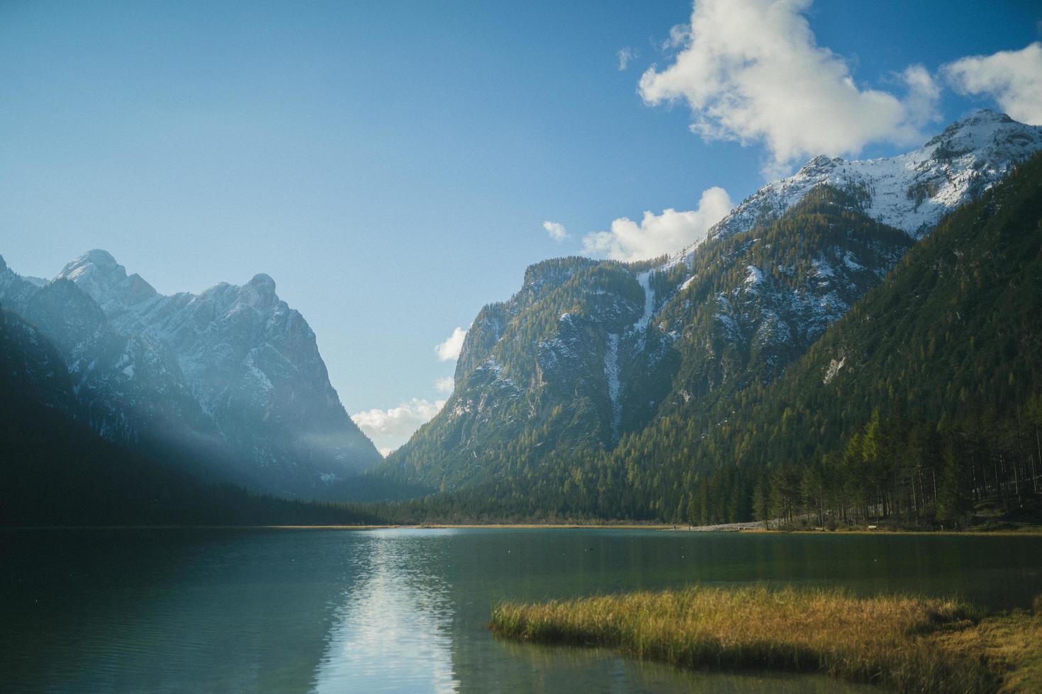 montaña con lago y cielo nublado foto