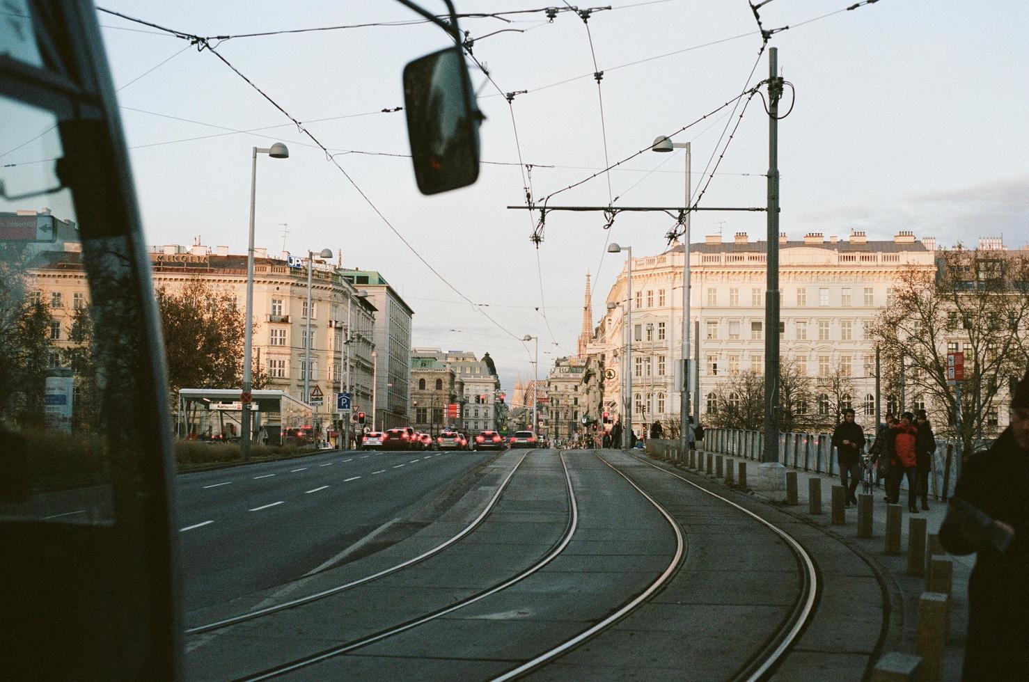 coches en la carretera en viena foto