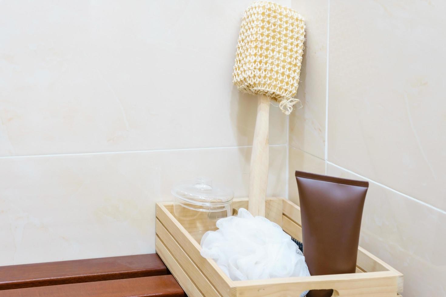 conjunto de accesorios de baño en canasta de madera. soplo de baño, kit de spa de lufa, gel de ducha, loción foto