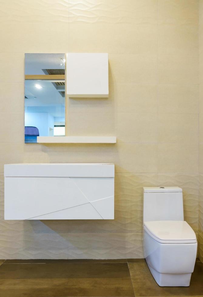 interior de baño minimalista foto