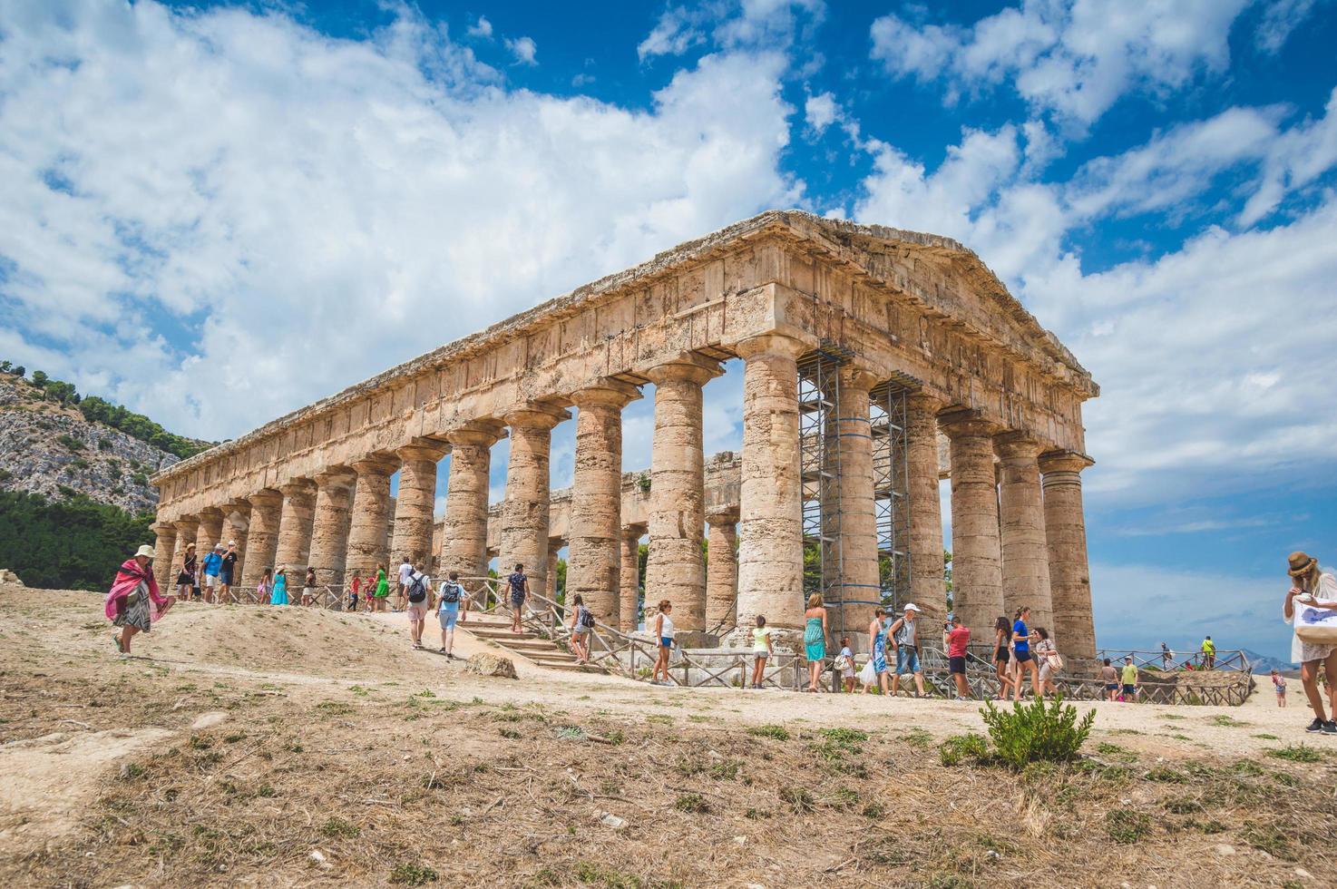 turistas en el antiguo monumento griego foto
