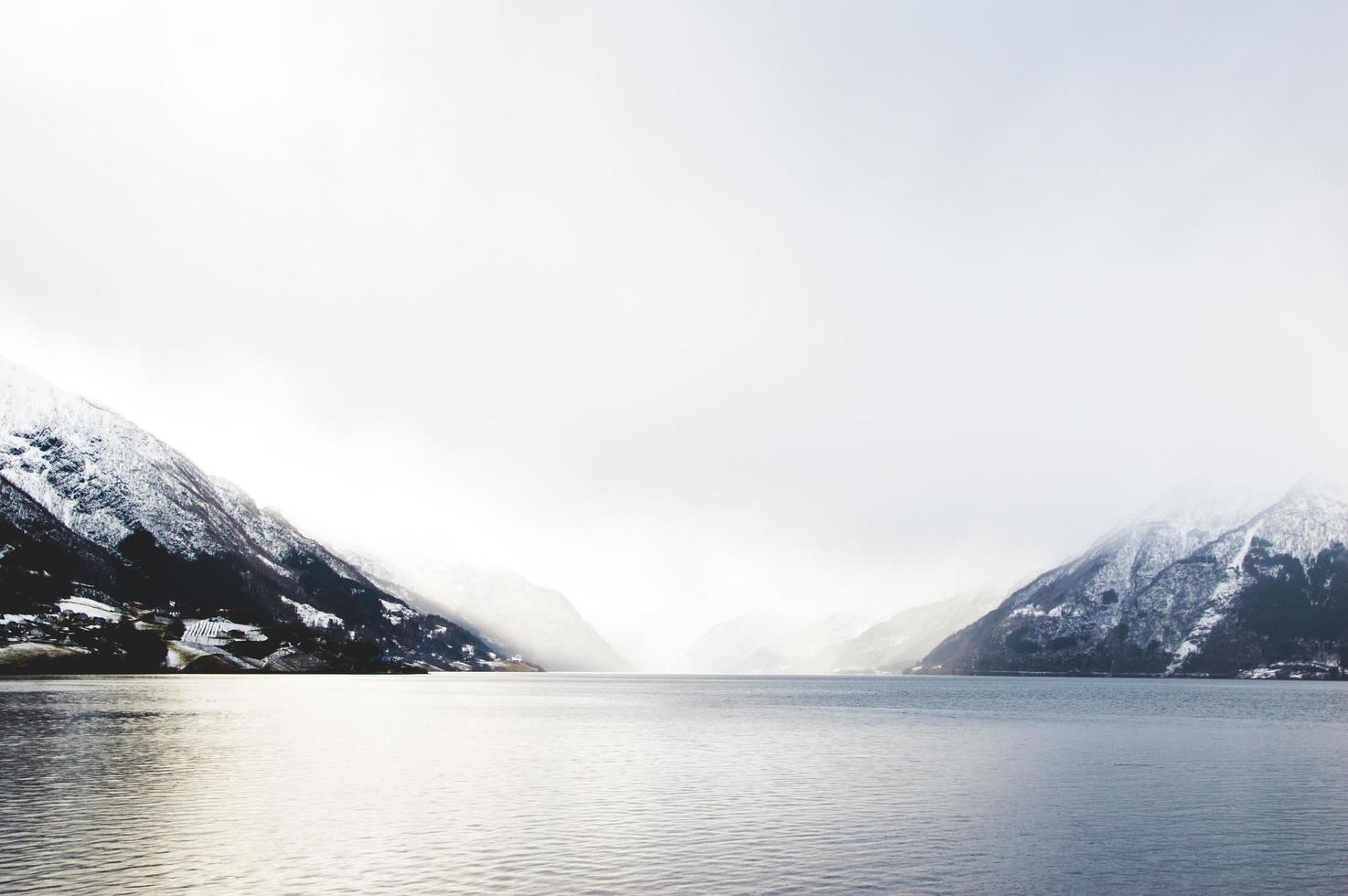 noruega fiordo lago invierno foto