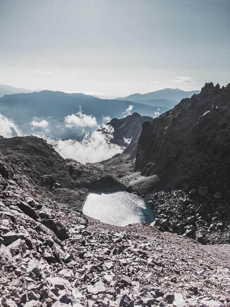 hermosa piscina en la cima de las montañas foto