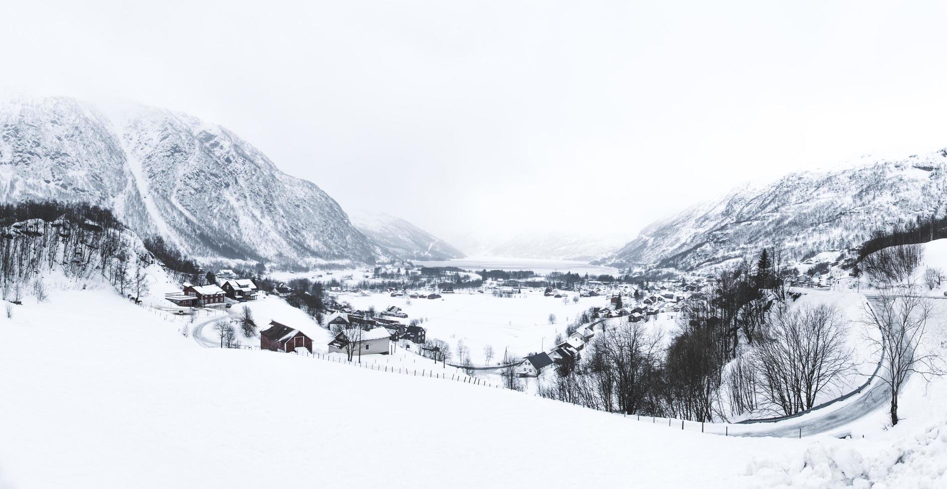 hermoso paisaje de pueblo de invierno foto