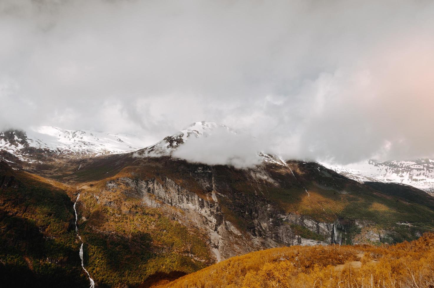 Fotografía de paisaje de montaña con cumbre de nieve. foto