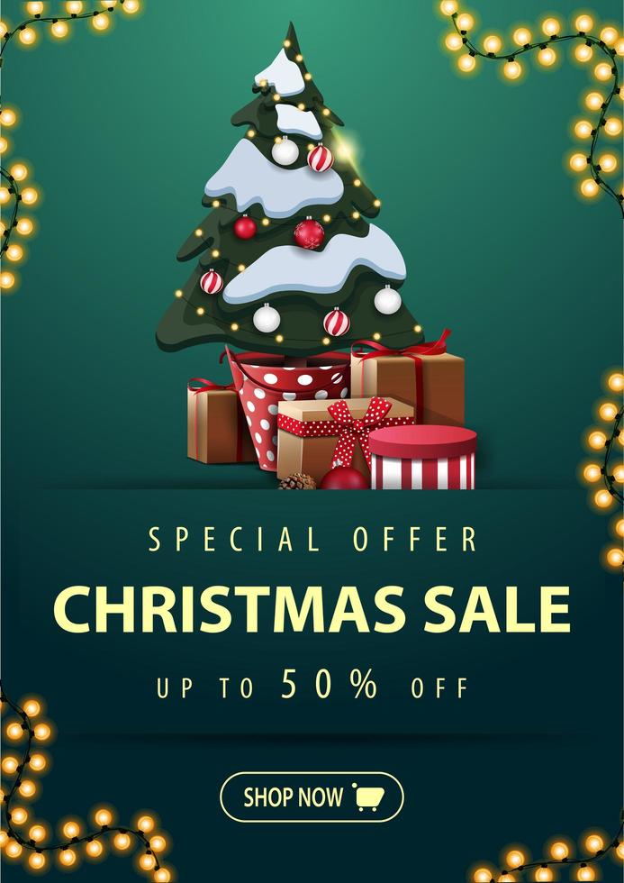 oferta especial, venta de navidad, hasta 50 de descuento, banner vertical de descuento verde con guirnalda, botón y árbol de navidad en una maceta con regalos vector