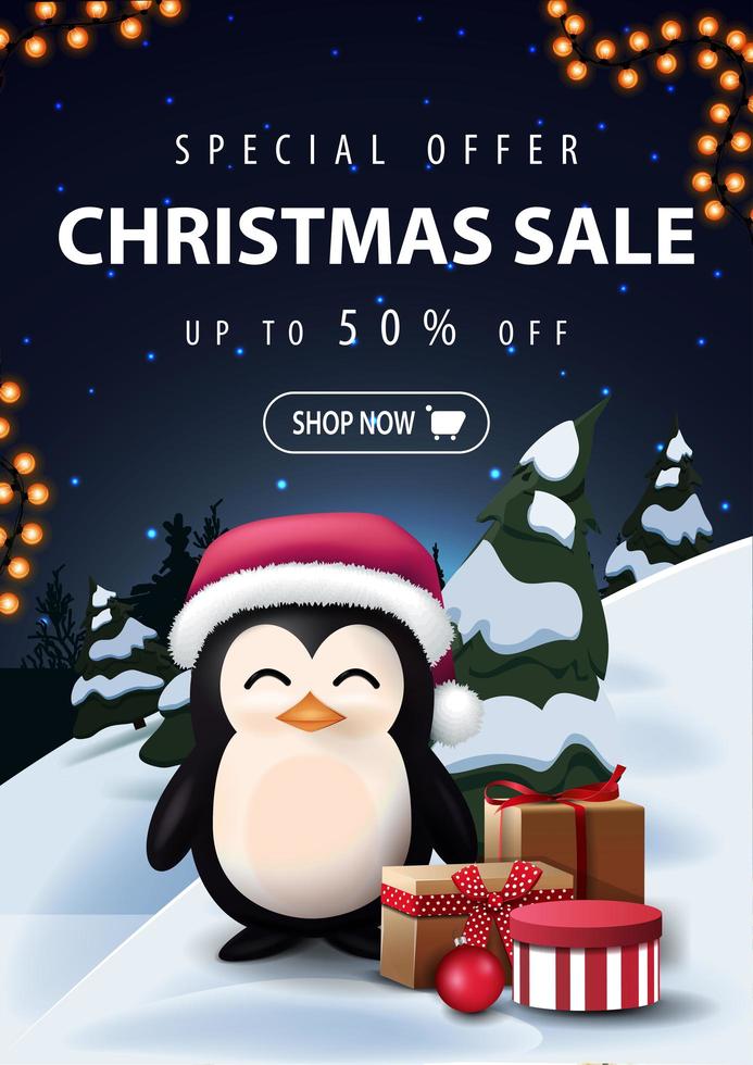 oferta especial, venta de navidad, hasta 50 de descuento, hermoso banner de descuento con paisaje de invierno de dibujos animados nocturnos en el fondo y pingüino con sombrero de santa claus con regalos vector