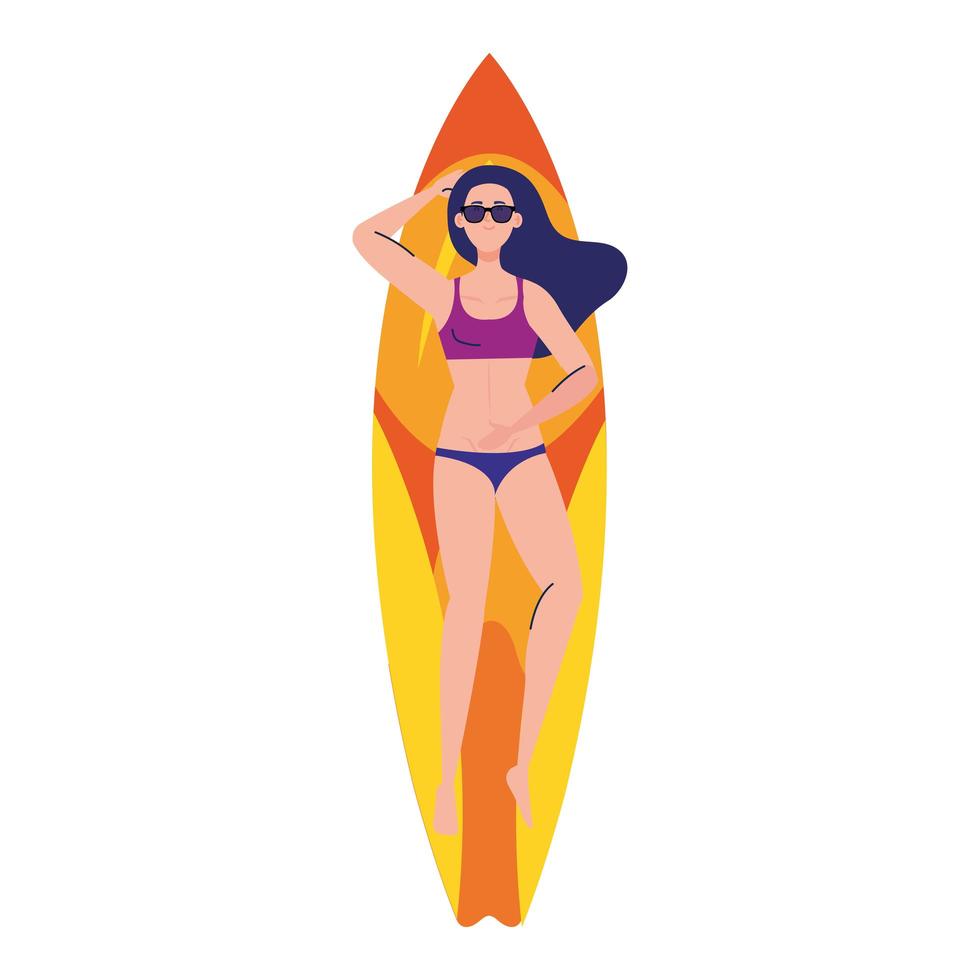 Mujer con traje de baño, acostada sobre tabla de surf, temporada de vacaciones de verano vector