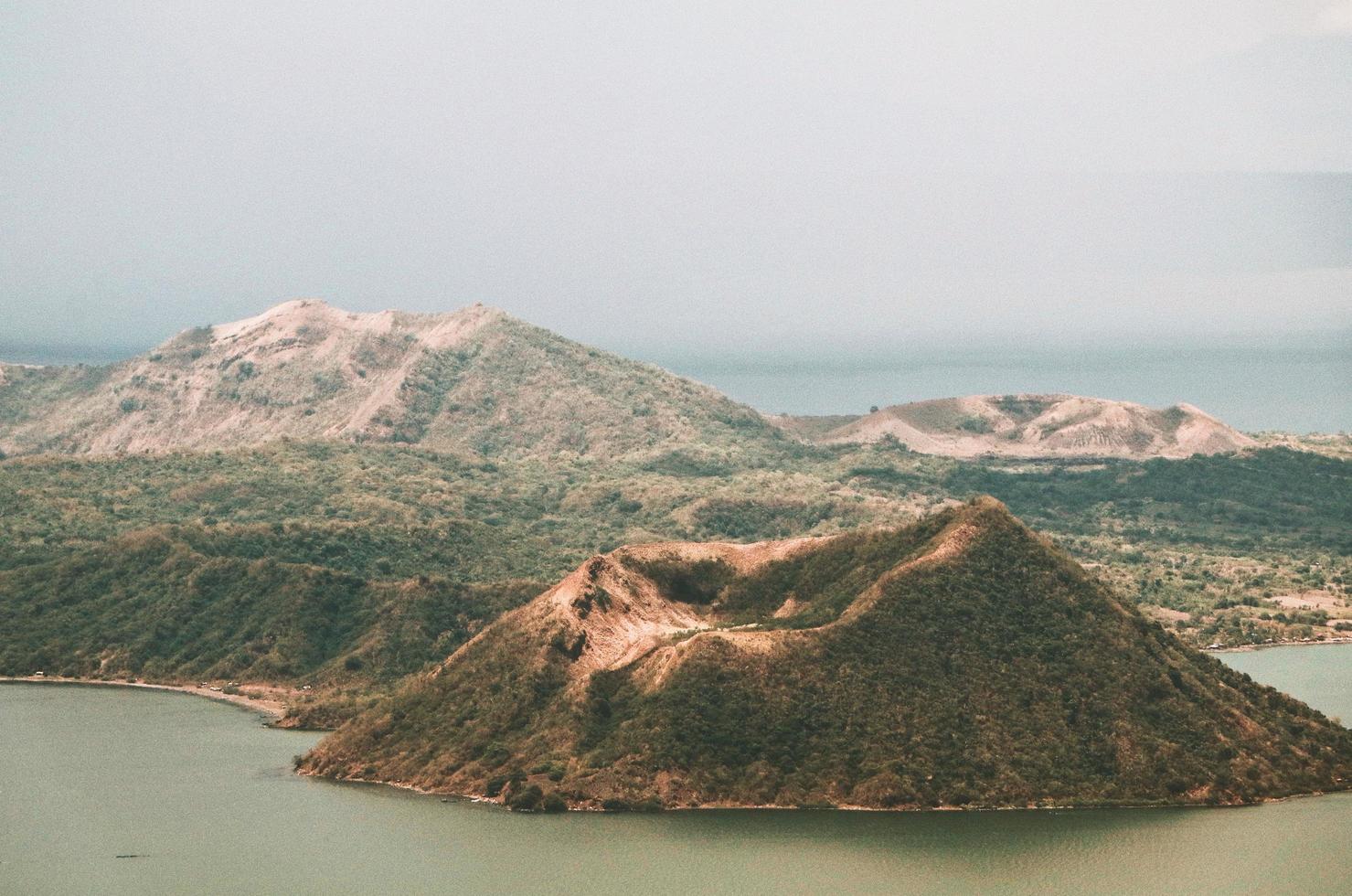 foto de montañas cerca del océano