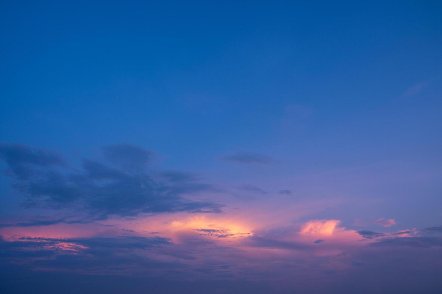 el cielo al atardecer foto