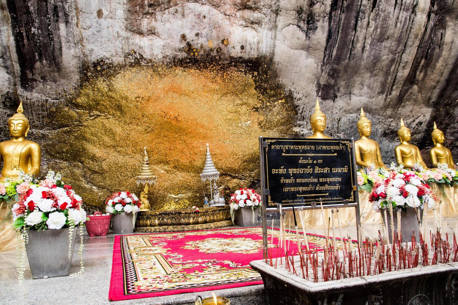 estatuas de buda en wat phra phutthachai foto