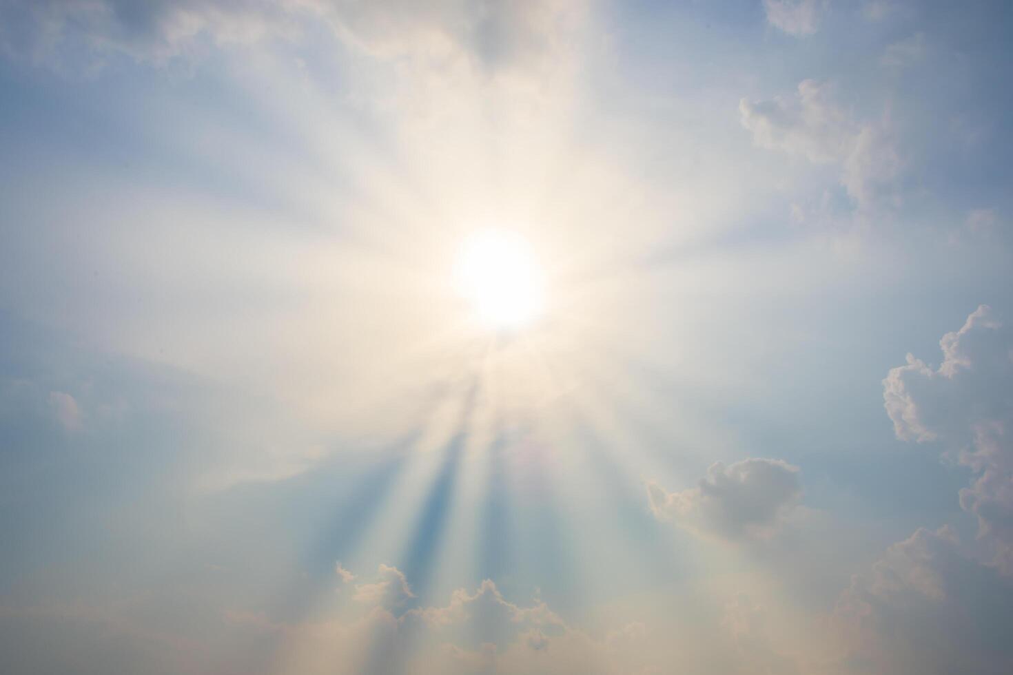 nubes y luz del sol foto