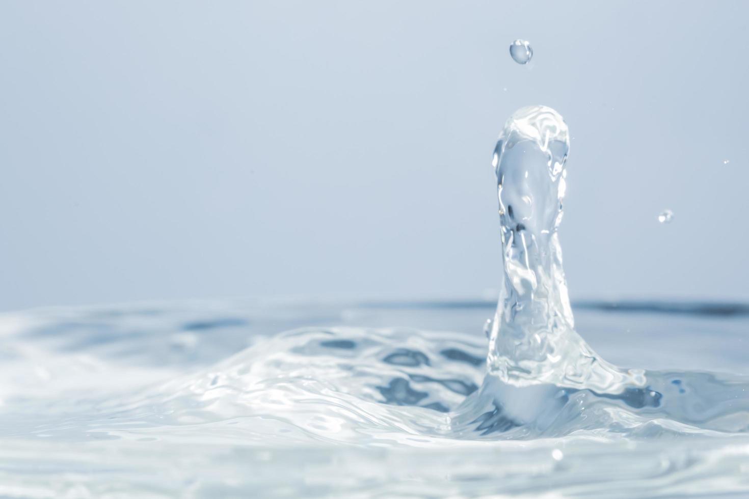 gotas de agua sobre la superficie del agua foto