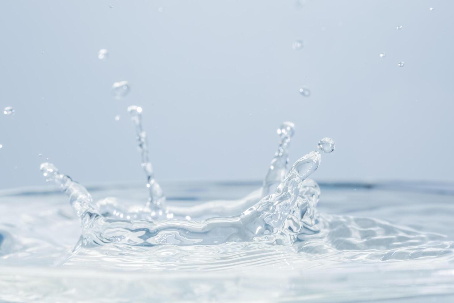 gotas de agua sobre la superficie del agua foto