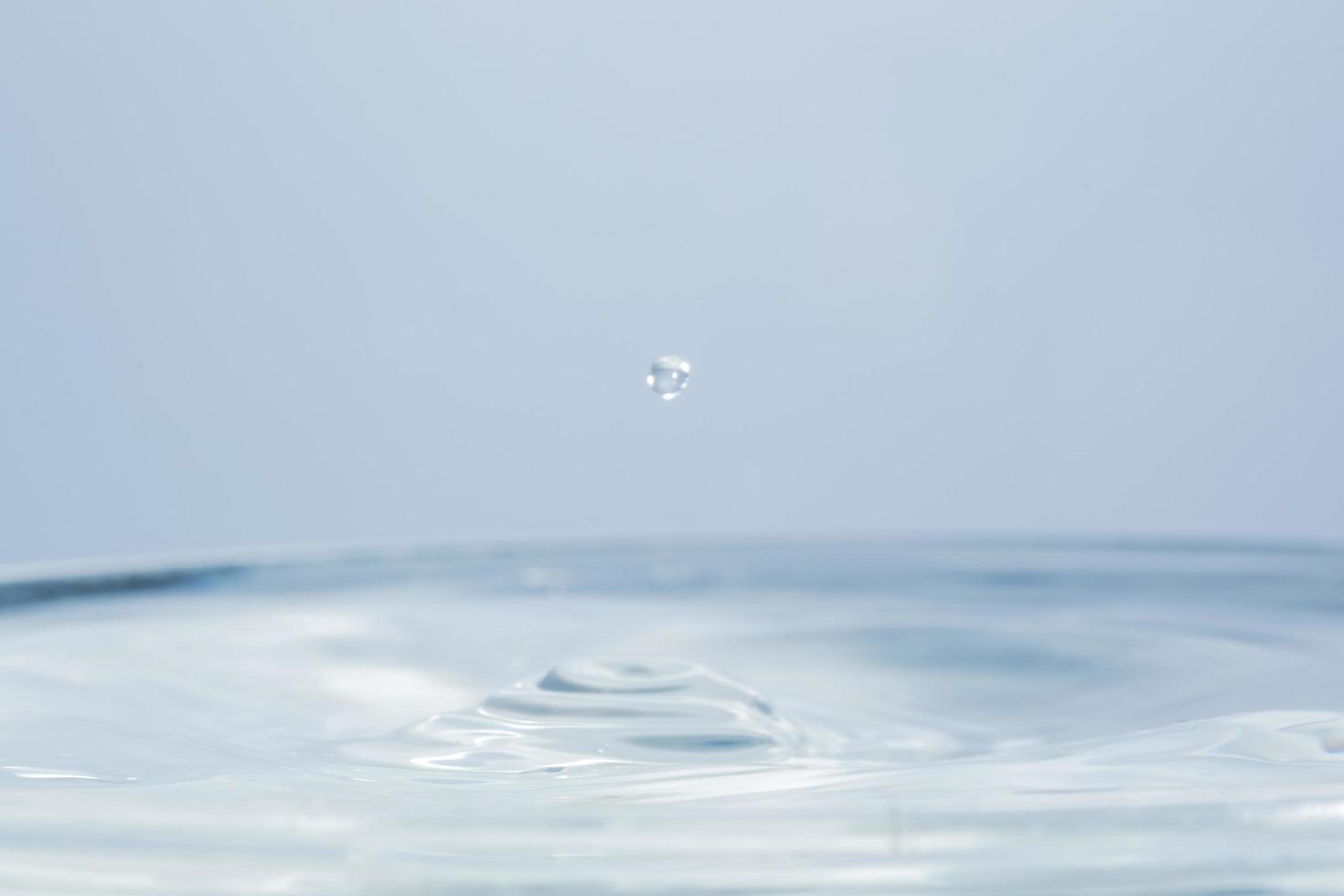 gotas de agua sobre la superficie del agua foto