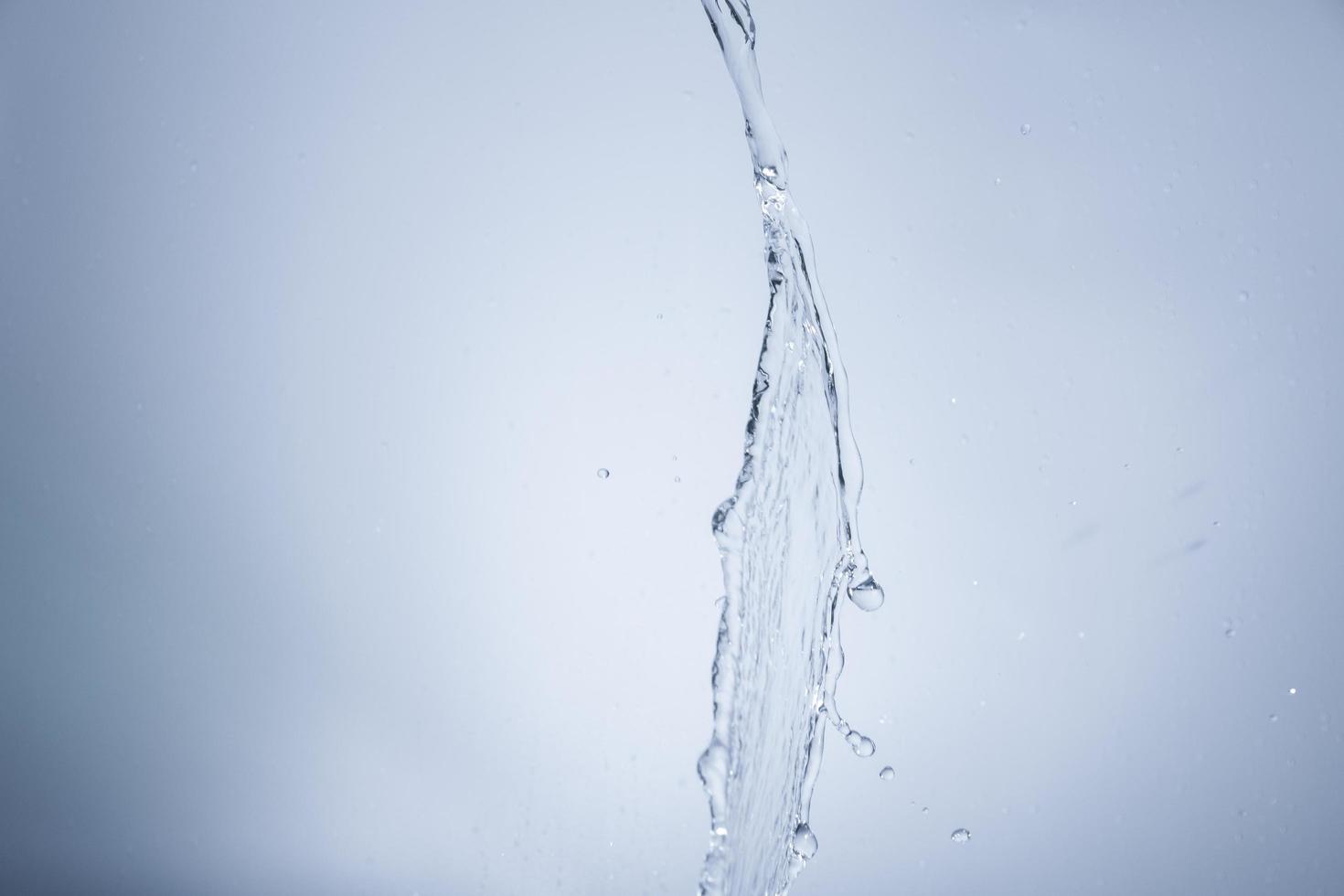 agua sobre fondo gris foto