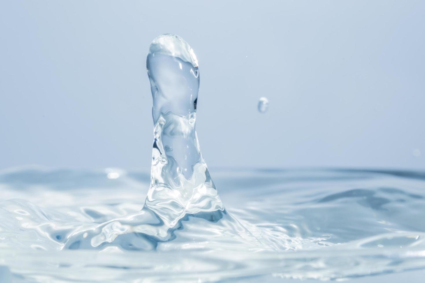 gotas de agua sobre la superficie del agua foto