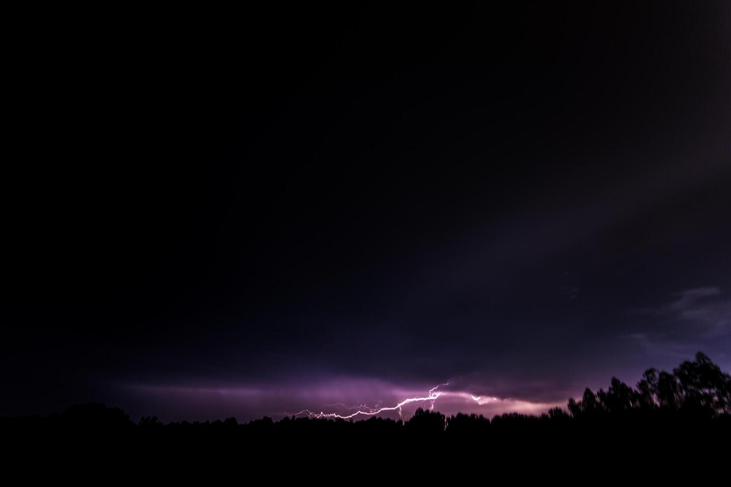 relámpago en la noche foto