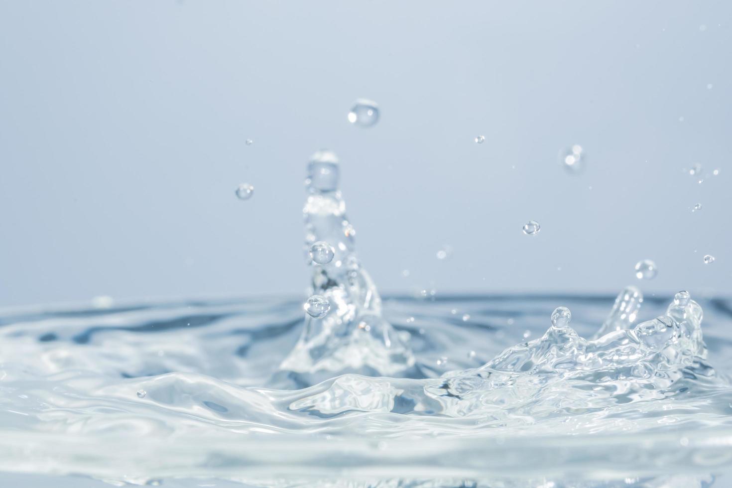 gotas de agua sobre la superficie del agua foto