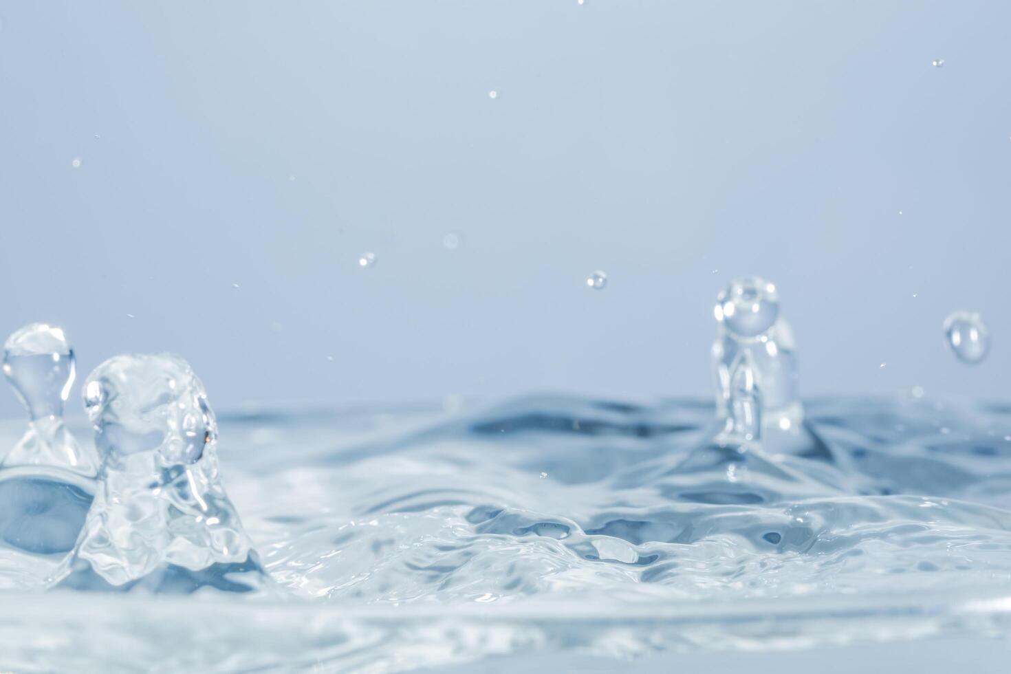 gotas de agua sobre la superficie del agua foto