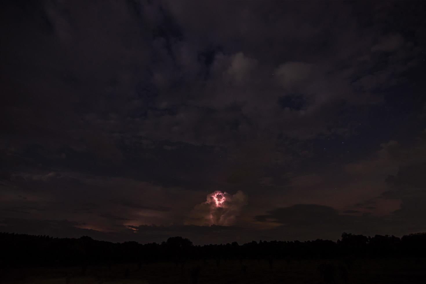 relámpago en la noche foto