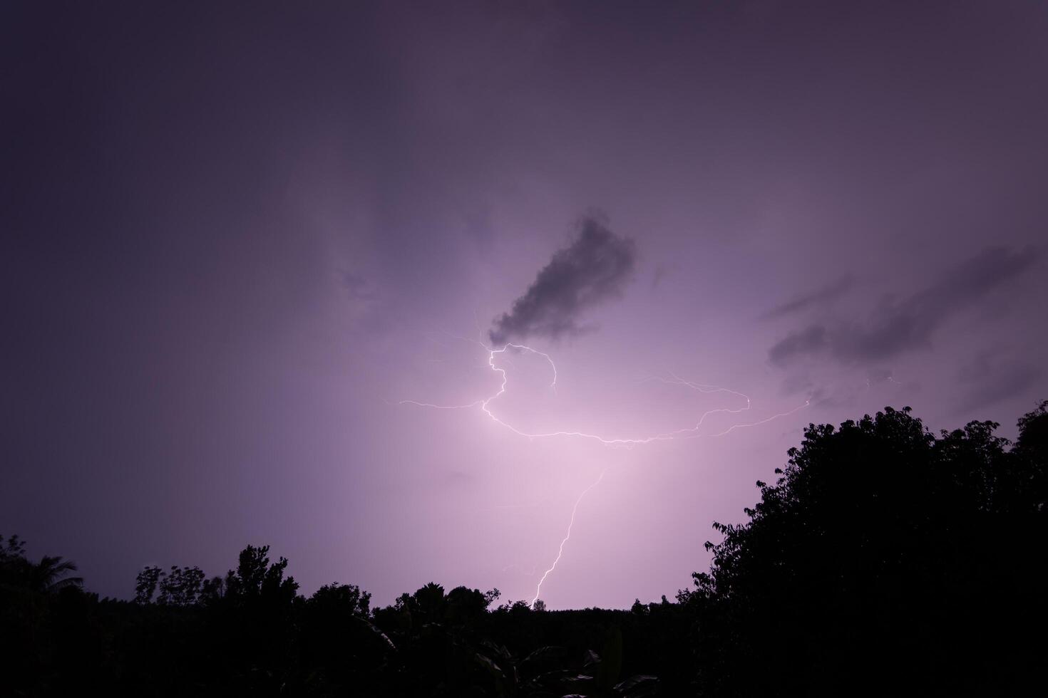 relámpago en la noche foto