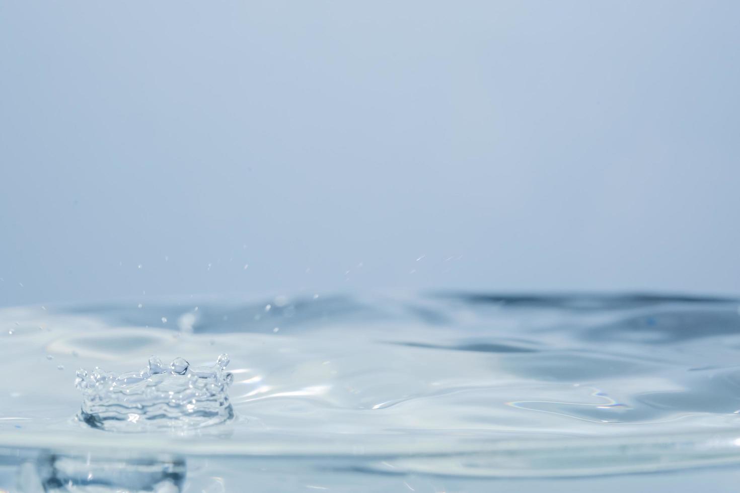 gotas de agua sobre la superficie del agua foto