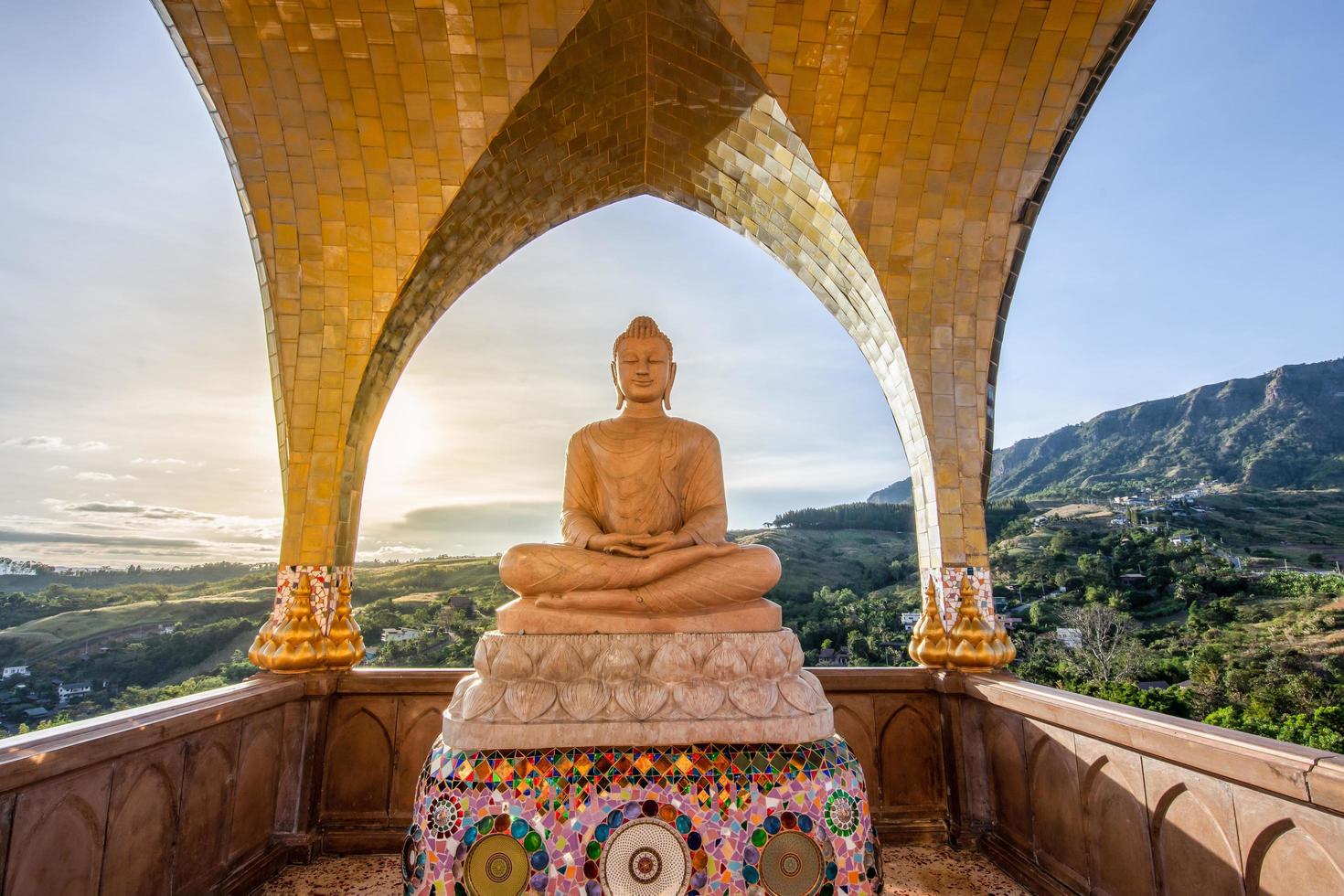 edificio en wat phra que pha son kaeo foto