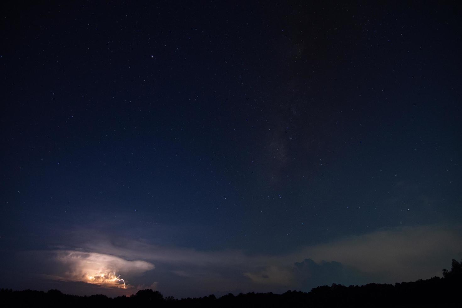 relámpago en la noche foto