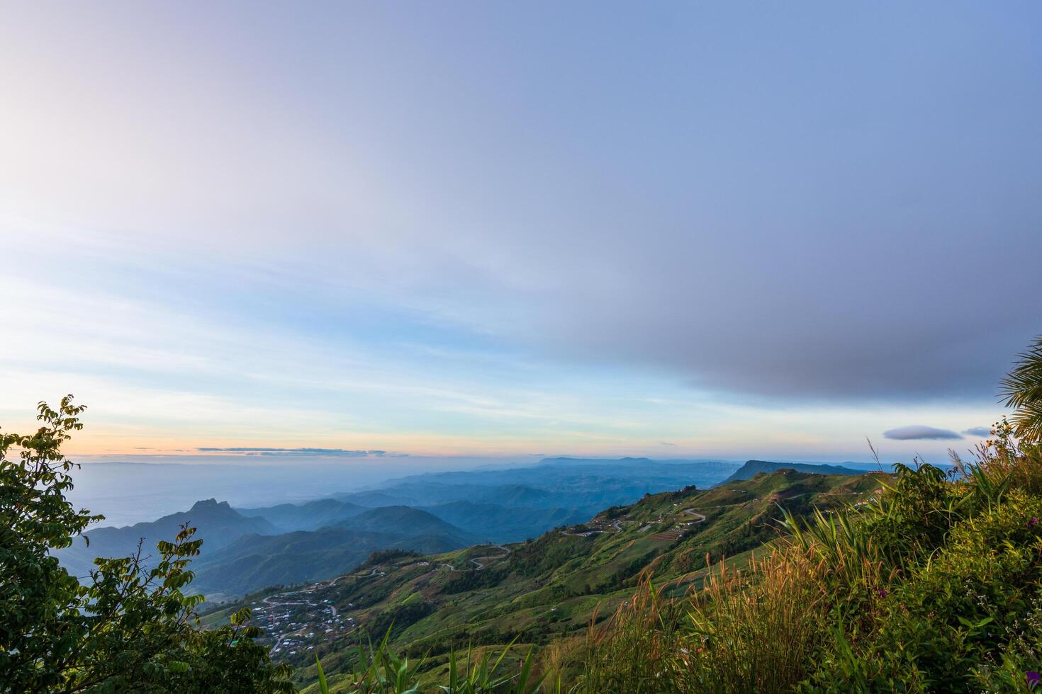 puesta de sol en phu tubberk en tailandia foto