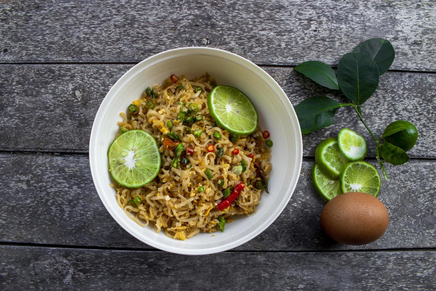 comida de fideos asiáticos en un tazón foto