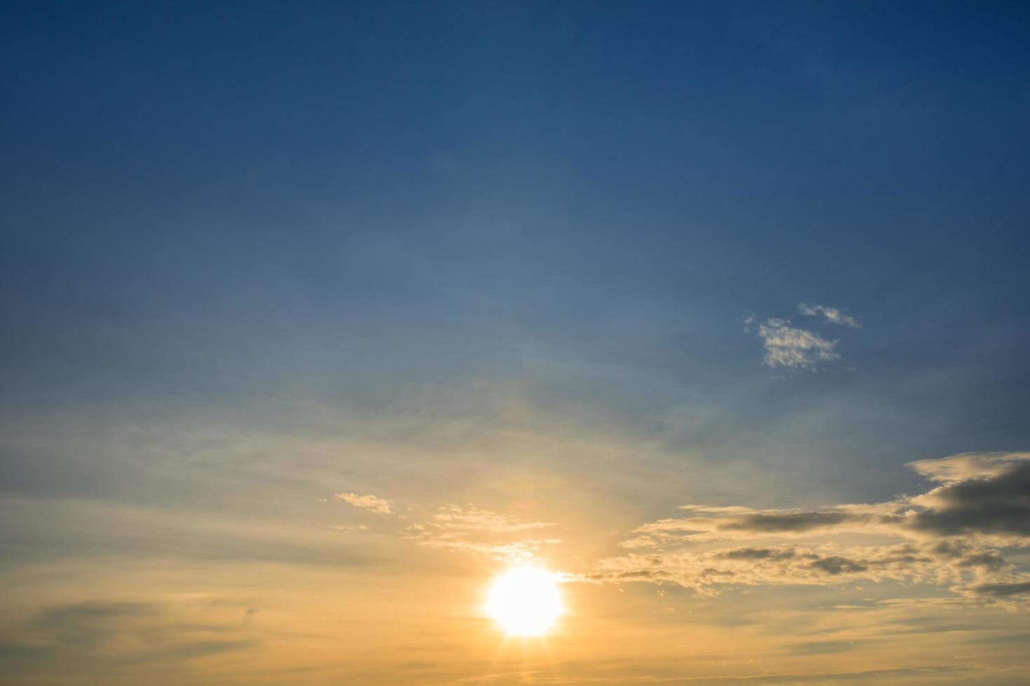 cielo y nubes al atardecer foto