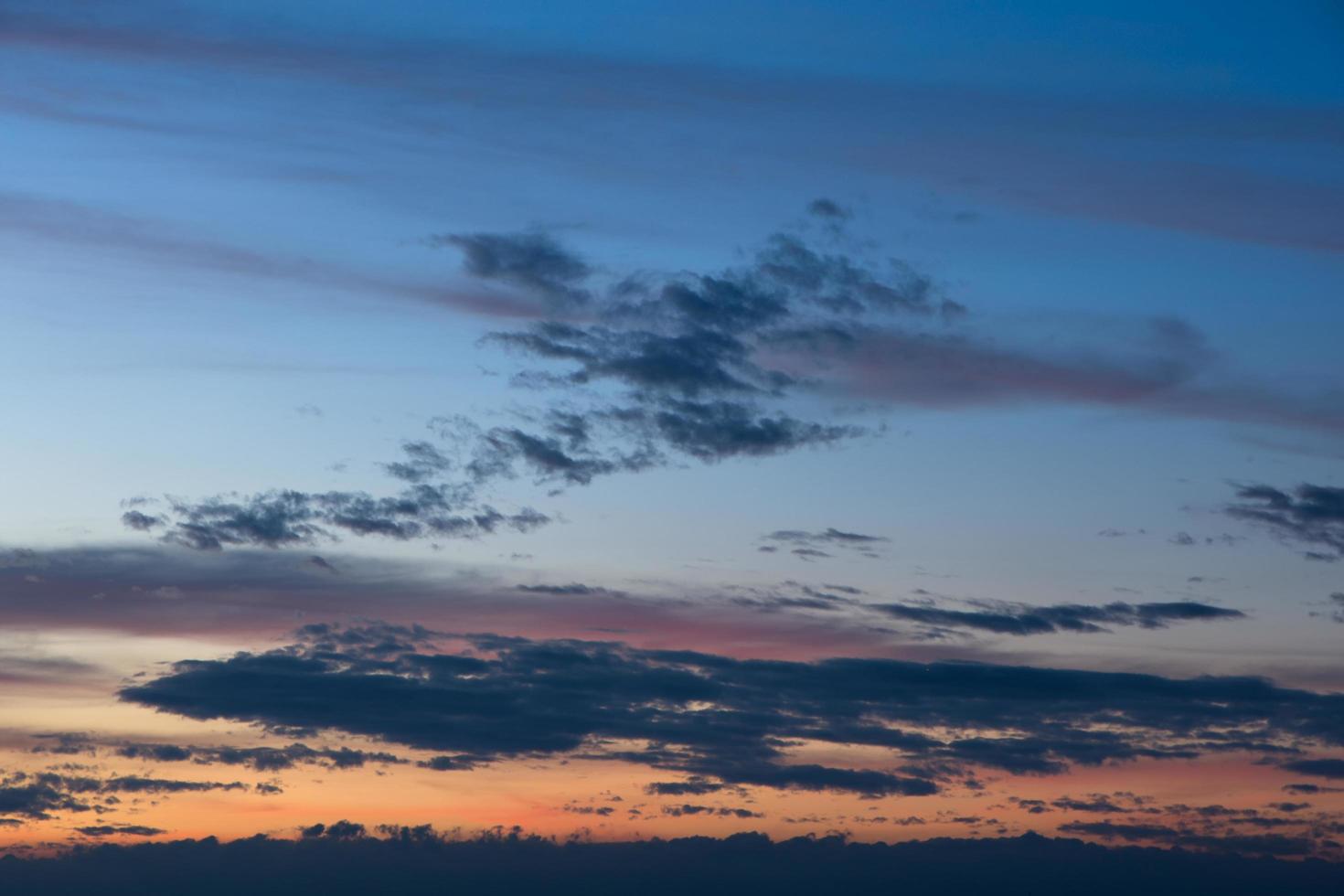 cielo y nubes al atardecer foto