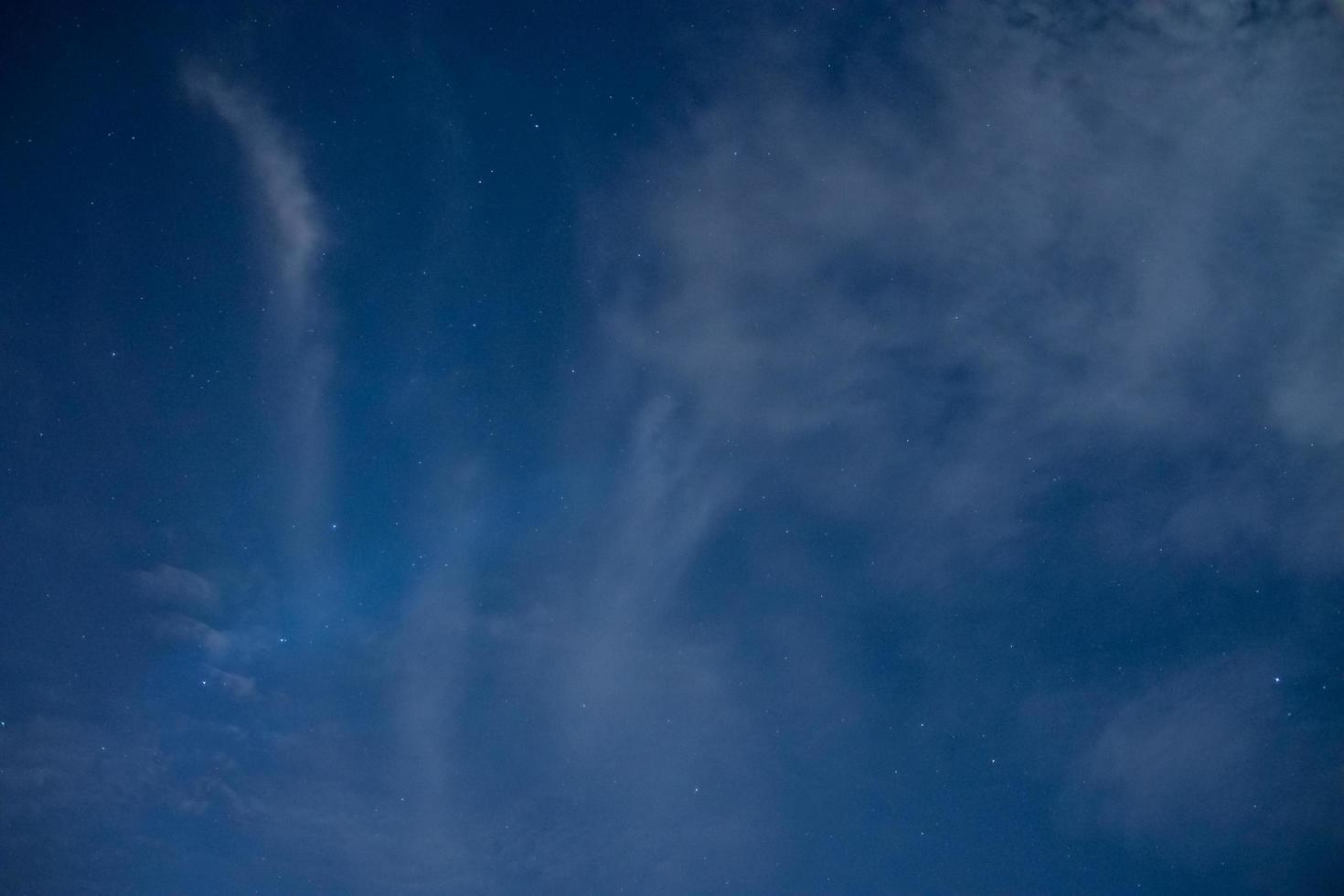 cielo azul en la noche foto