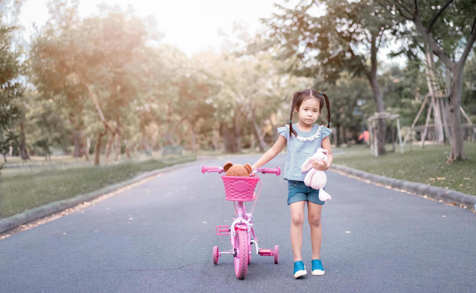 linda niña asiática en el parque foto