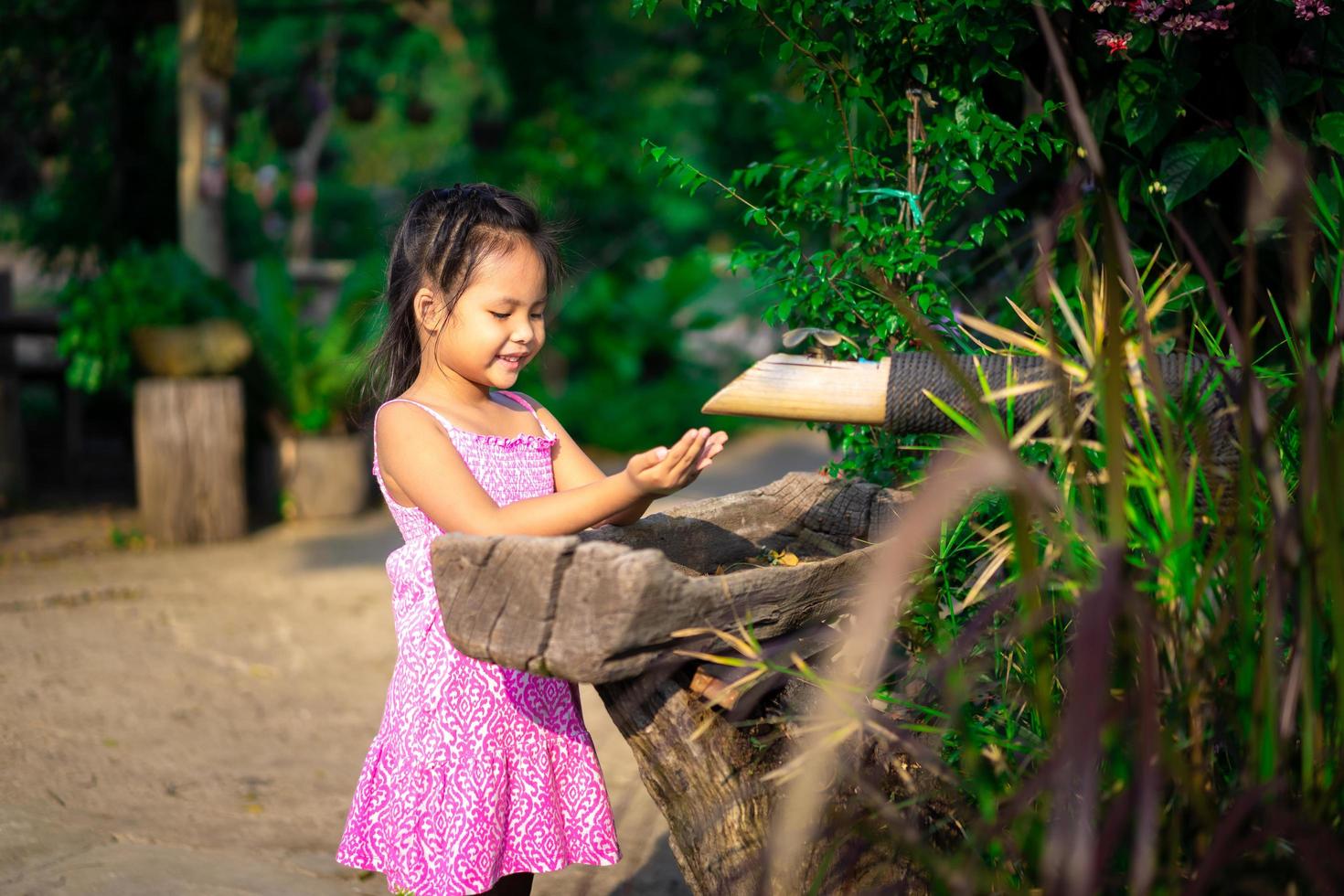 niña asiática lavándose las manos antes de cenar por la noche foto