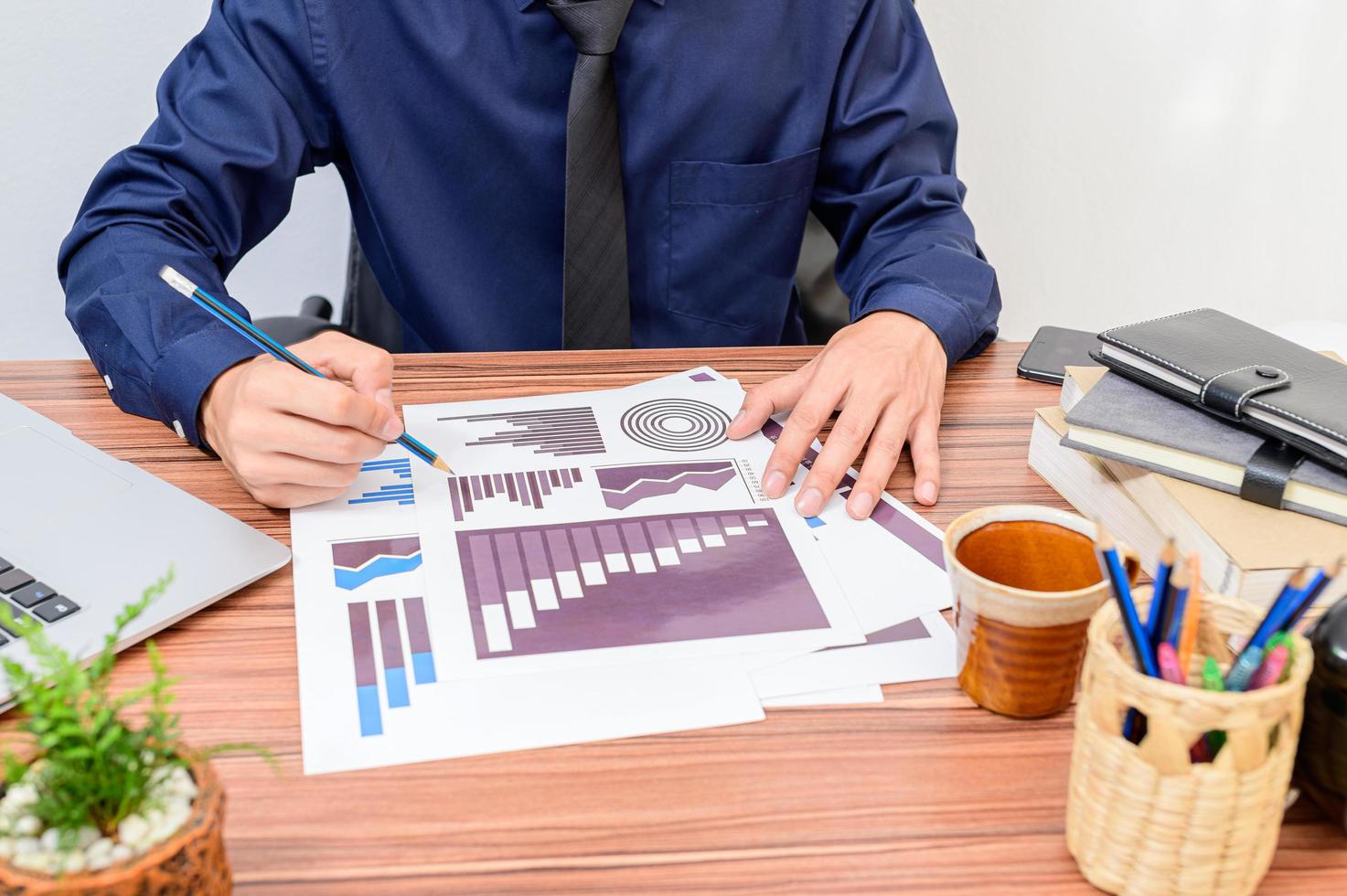 empresario en su escritorio foto