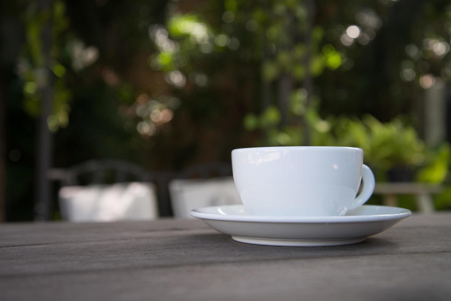 una taza de café latte art en una cafetería foto