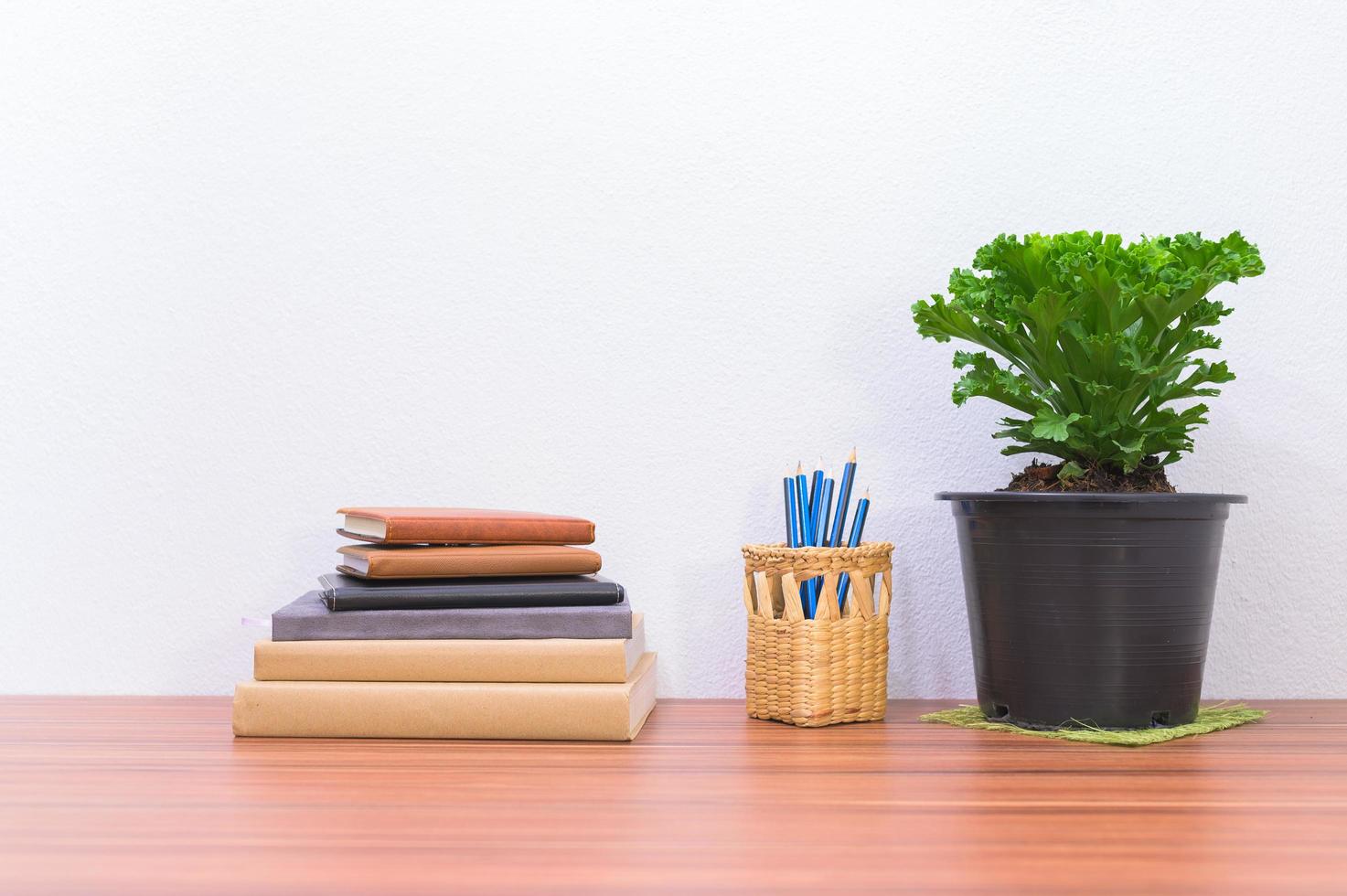 libros y papelería en el escritorio foto