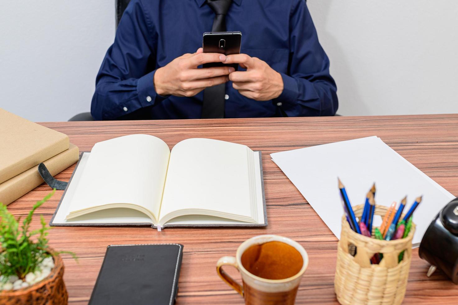 empresario en su escritorio foto