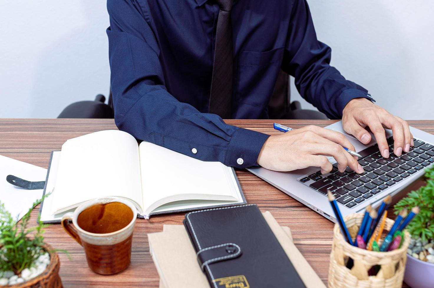 empresario trabajando en su escritorio foto