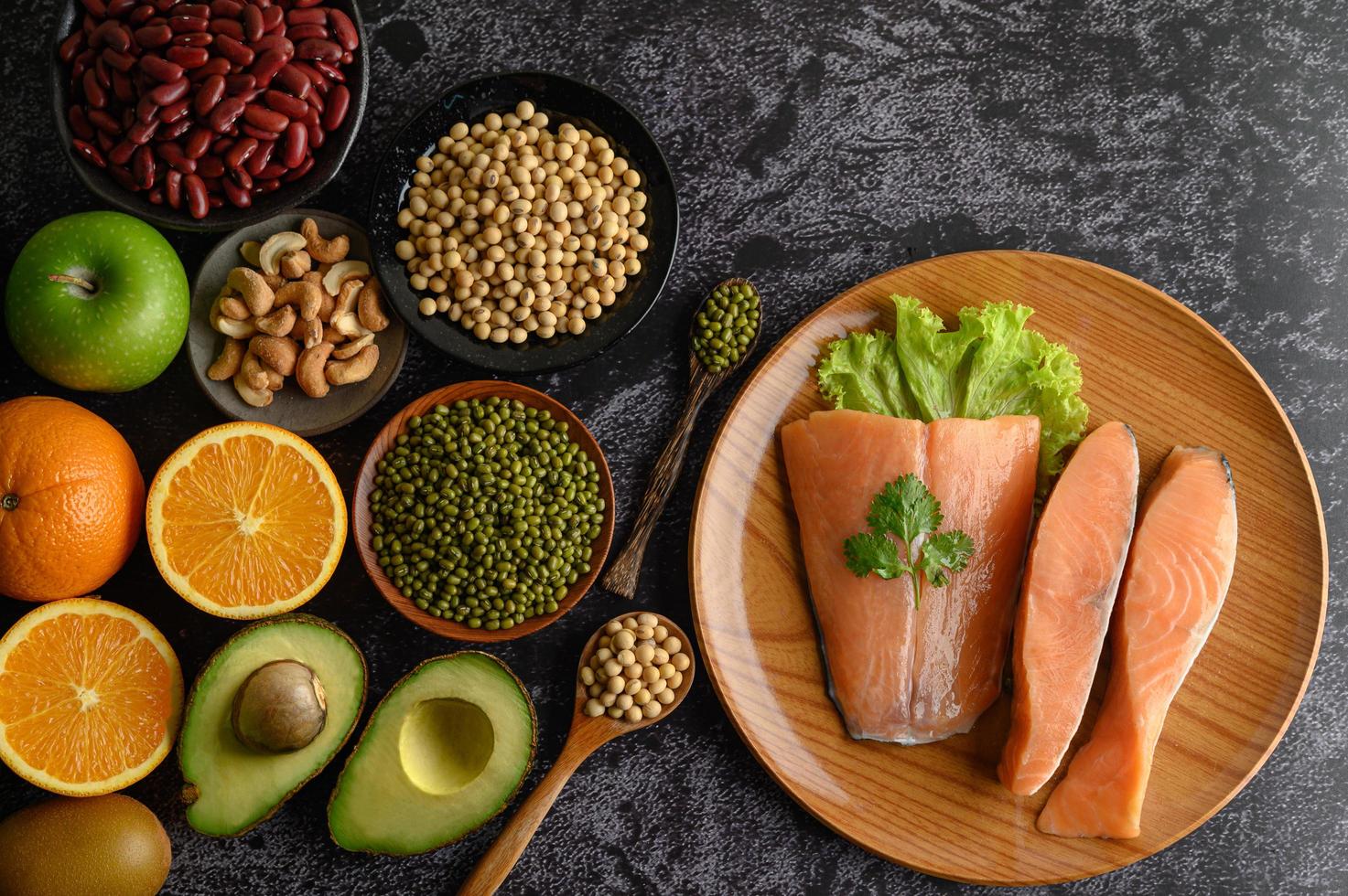 legumbres, frutas y trozos de salmón foto